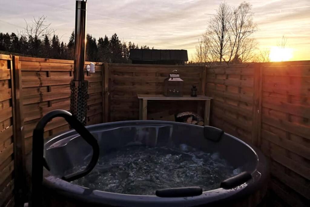 Ruhig Gelegene, Top Moderne Ferienwohnung - Hot Tub Und Sauna Gegen Aufpreis Neuhaus an Der Eger المظهر الخارجي الصورة